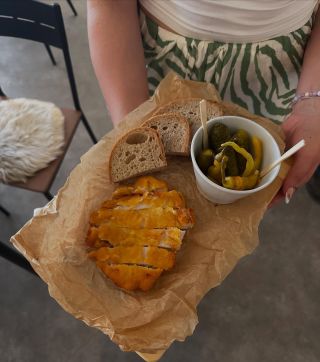 Vůně čerstvé kávy, domácí dezerty, slané dobroty, lahodná vína a místo, kde si můžeš na chvíli odpočinout🌿☕️🍷